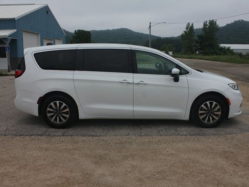 Used 2023 Chrysler Pacifica Touring-L FWD image 4