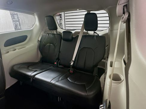 Used 2024 Chrysler Pacifica Touring-L image 25