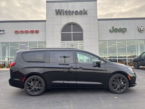 Used 2024 Chrysler Pacifica Touring-L w/ S Appearance Package image 5