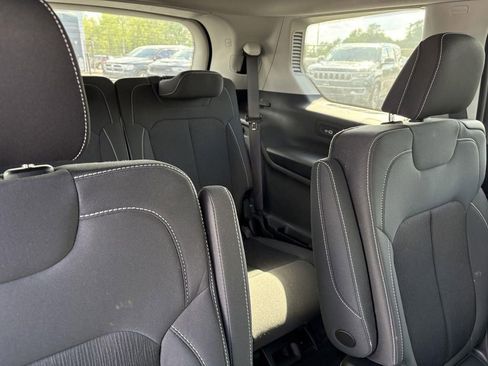 Used 2022 Jeep Grand Cherokee L Laredo w/ Luxury Tech Group I AWD/4WD image 13