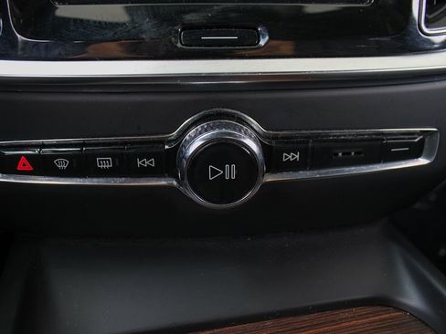 Used 2020 Volvo V60 T5 Momentum w/ Protection Package Premier image 32