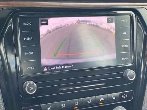 Used 2022 Volkswagen Passat 2.0T image 10