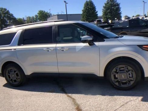 New 2026 Kia Carnival EX image 4