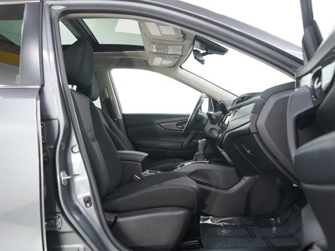 Used 2019 Nissan Rogue SV w/ Sun & Sound Touring Package image 11