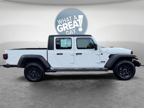 Used 2023 Jeep Gladiator Sport image 10