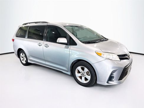 Used 2018 Toyota Sienna LE FWD image 6
