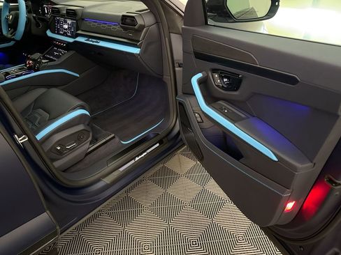 Used 2025 Lamborghini Urus SE image 74