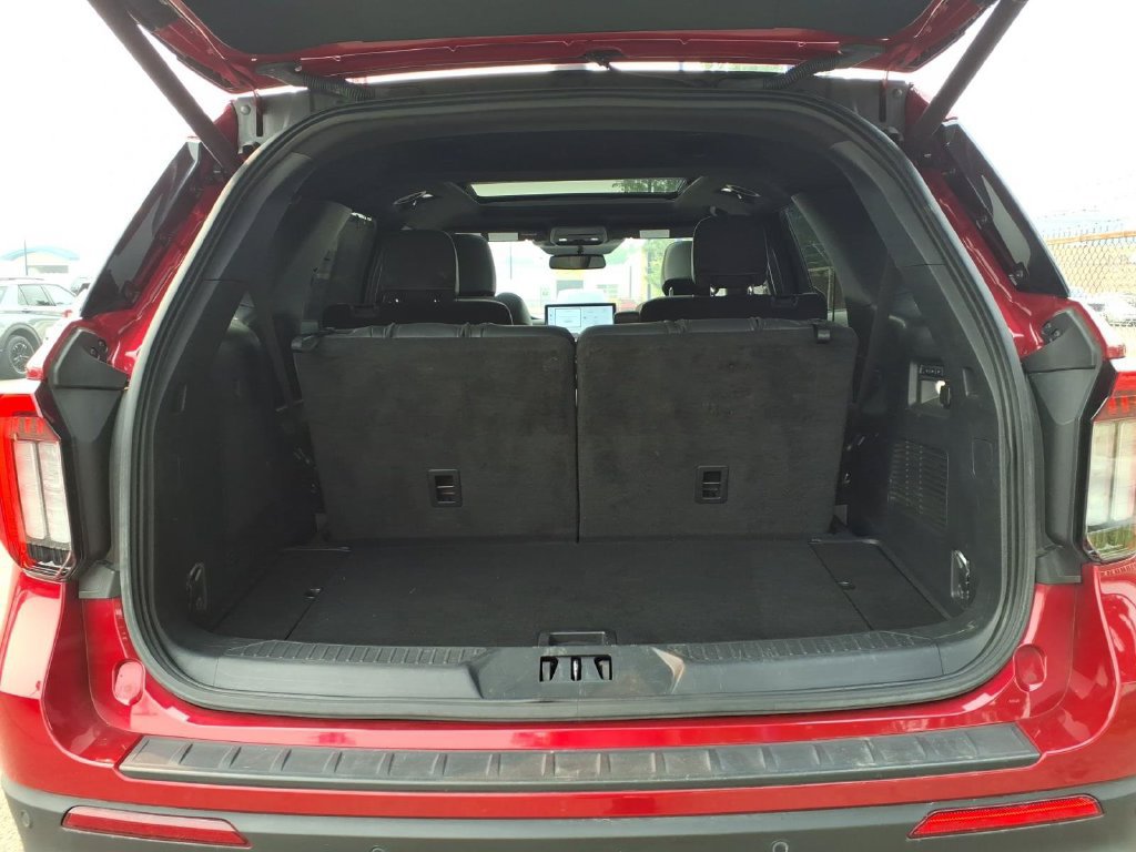 Certified 2025 Ford Explorer ST AWD/4WD image 9