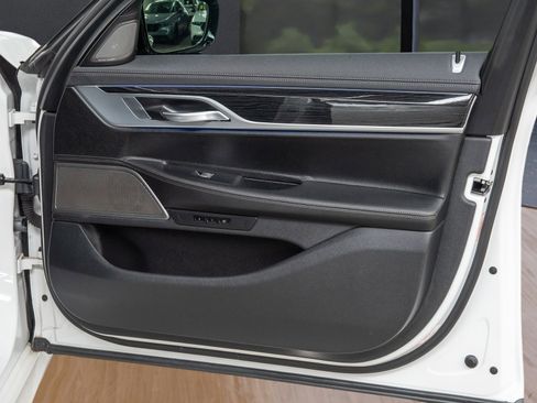 Used 2019 BMW 740i w/ M Sport Package image 31