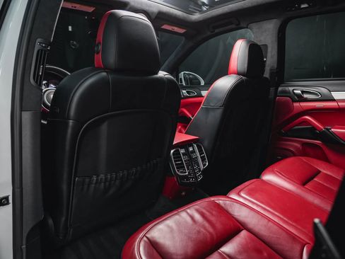 Used 2015 Porsche Cayenne Turbo image 45