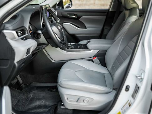 Certified 2023 Toyota Highlander XLE image 23