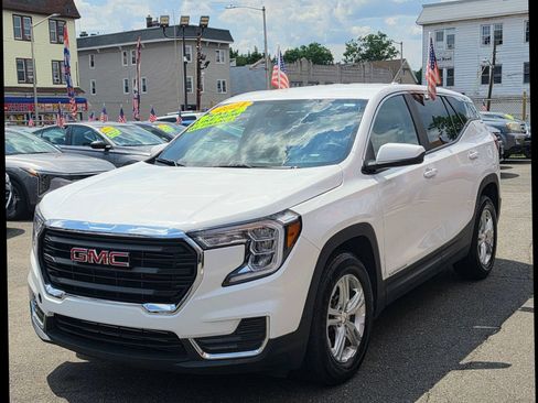 Used 2024 GMC Terrain SLE FWD image 2