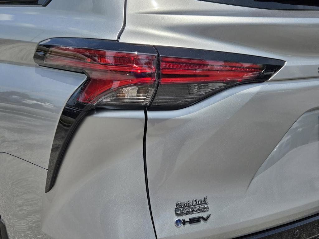 Used 2025 Toyota Sienna XSE w/ XSE Premium Package FWD image 9