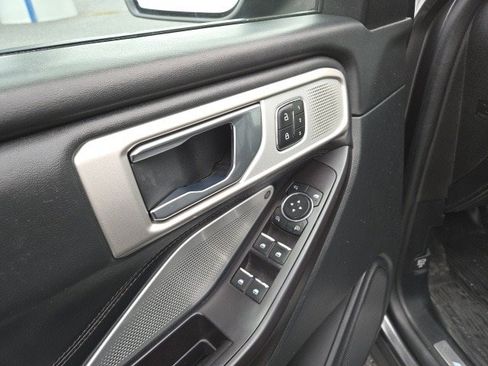 Used 2020 Ford Explorer Platinum w/ Premium Technology Package image 18