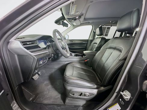 Used 2022 Jeep Grand Cherokee Limited 4xe w/ Luxury Tech Group II image 13