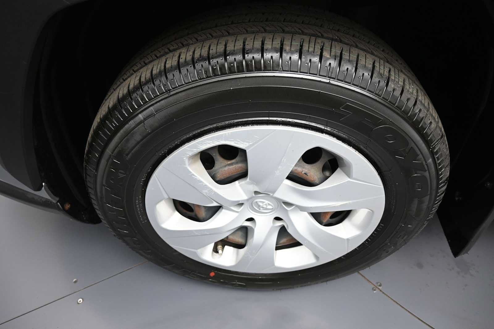 Used 2021 Toyota RAV4 LE AWD/4WD image 14