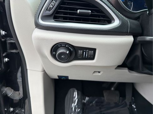 Used 2024 Chrysler Pacifica Limited FWD image 13