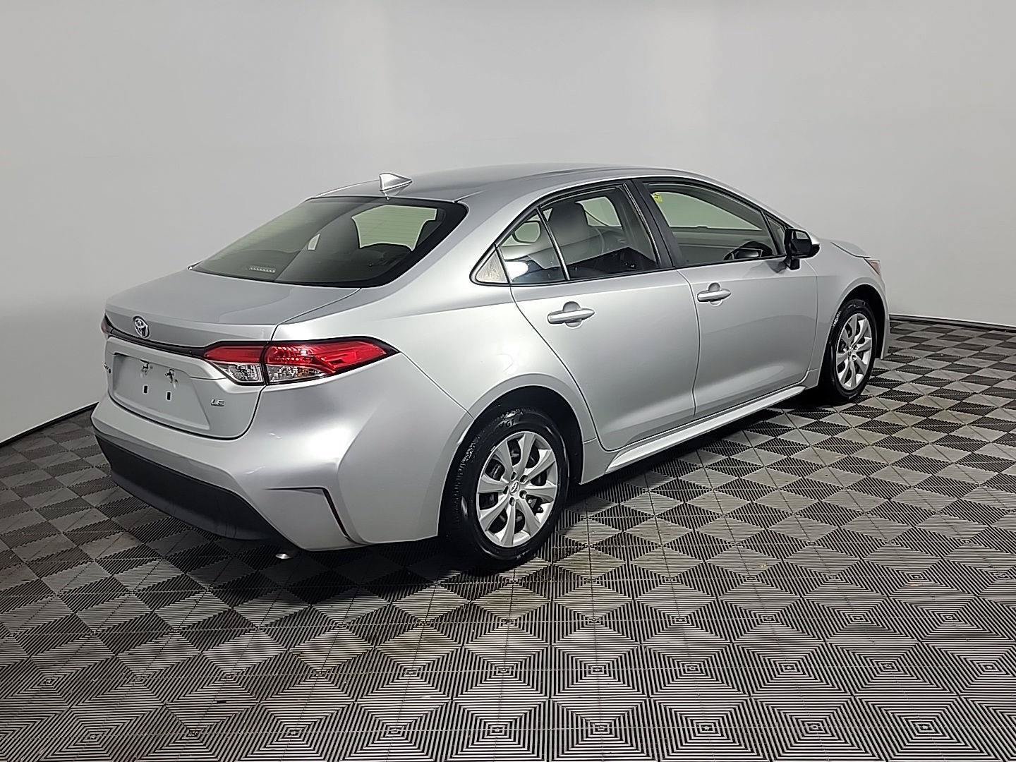 Used 2023 Toyota Corolla LE FWD image 4