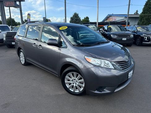 Used 2016 Toyota Sienna LE AWD/4WD image 3