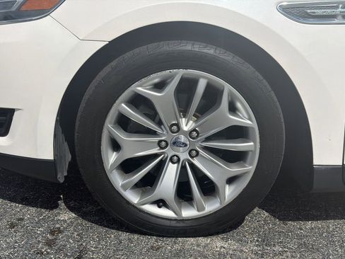 Used 2018 Ford Taurus Limited image 9