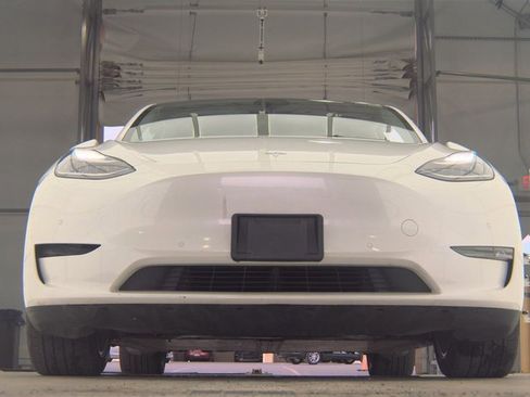 Used 2021 Tesla Model Y Long Range image 9