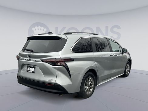 Used 2023 Toyota Sienna XLE image 7
