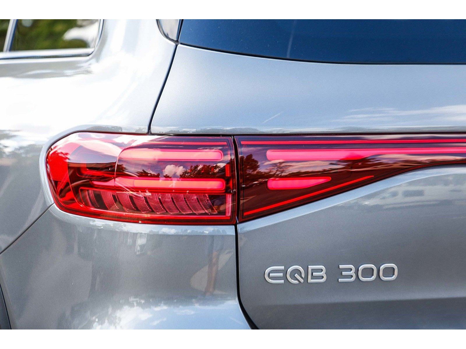 Used 2024 Mercedes-Benz EQB 300 4MATIC image 8