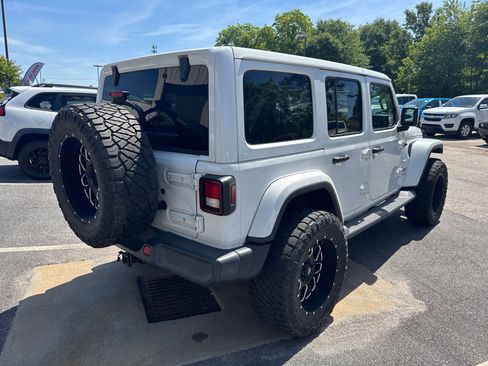 Used 2018 Jeep Wrangler Unlimited Sahara w/ Cold Weather Group AWD/4WD image 5