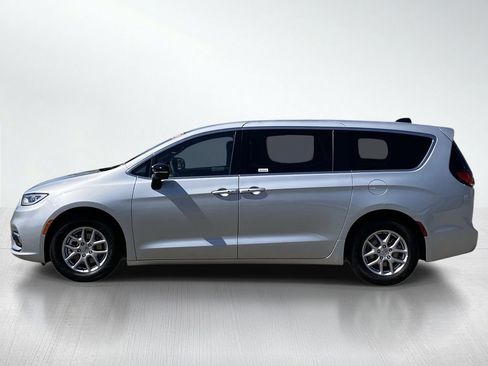 Used 2024 Chrysler Pacifica Touring FWD image 2