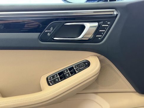 Used 2025 Porsche Macan image 14