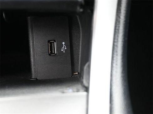 Used 2017 Ford Edge SEL image 9