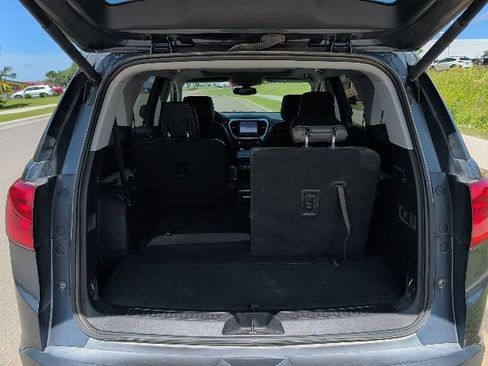 Used 2019 GMC Acadia SLT AWD/4WD image 18