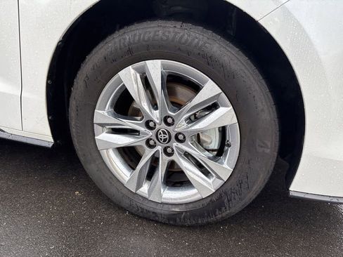 Used 2025 Toyota Sienna Limited image 11