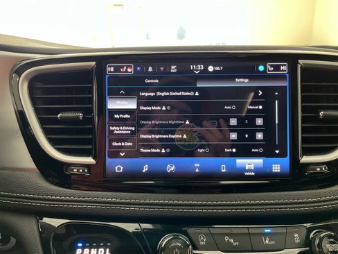 Used 2025 Chrysler Pacifica Limited image 37