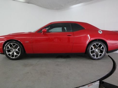 Used 2016 Dodge Challenger R/T w/ Driver Convenience Group RWD image 4