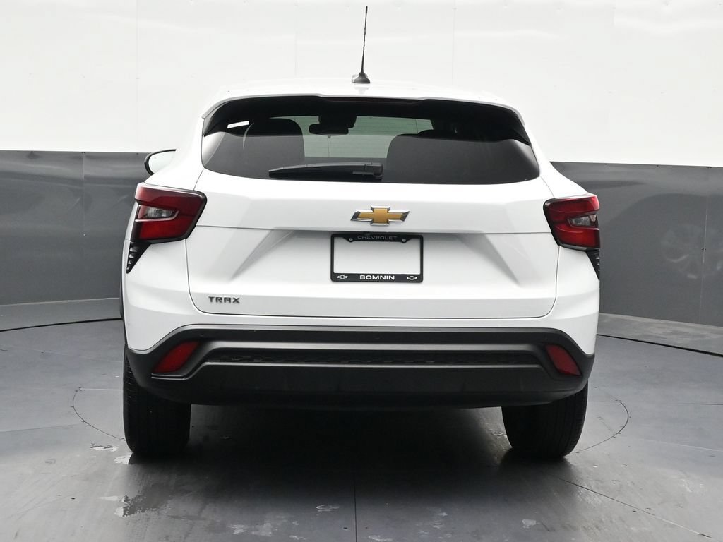Used 2024 Chevrolet Trax LS w/ Driver Confidence Package FWD image 4
