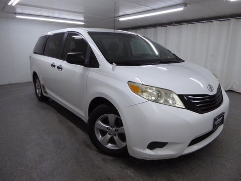 Used 2013 Toyota Sienna L image 1