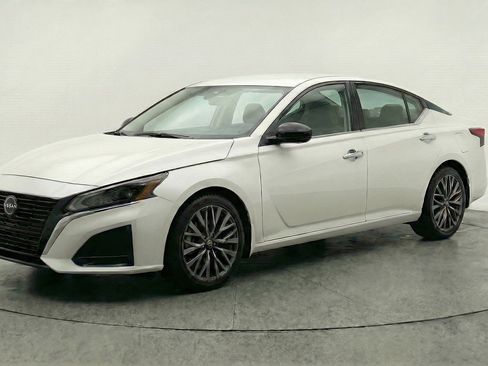 Used 2025 Nissan Altima 2.5 SV image 3