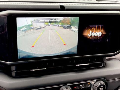 Used 2024 Jeep Wrangler Unlimited Sahara AWD/4WD image 12