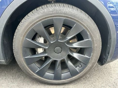 Used 2022 Tesla Model Y Long Range image 14