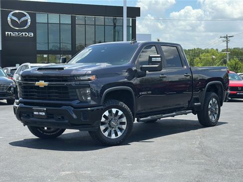 Used 2024 Chevrolet Silverado 2500 Custom w/ Custom Convenience Package AWD/4WD image 2