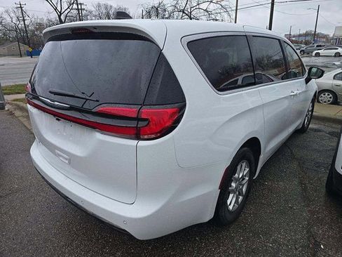 Used 2026 Chrysler Pacifica Select image 2
