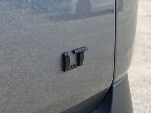 Used 2021 Chevrolet Traverse LT FWD image 32