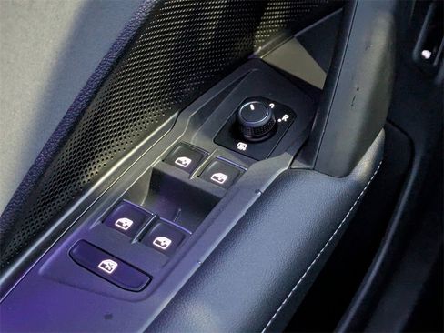 Used 2025 Volkswagen Tiguan SE image 25