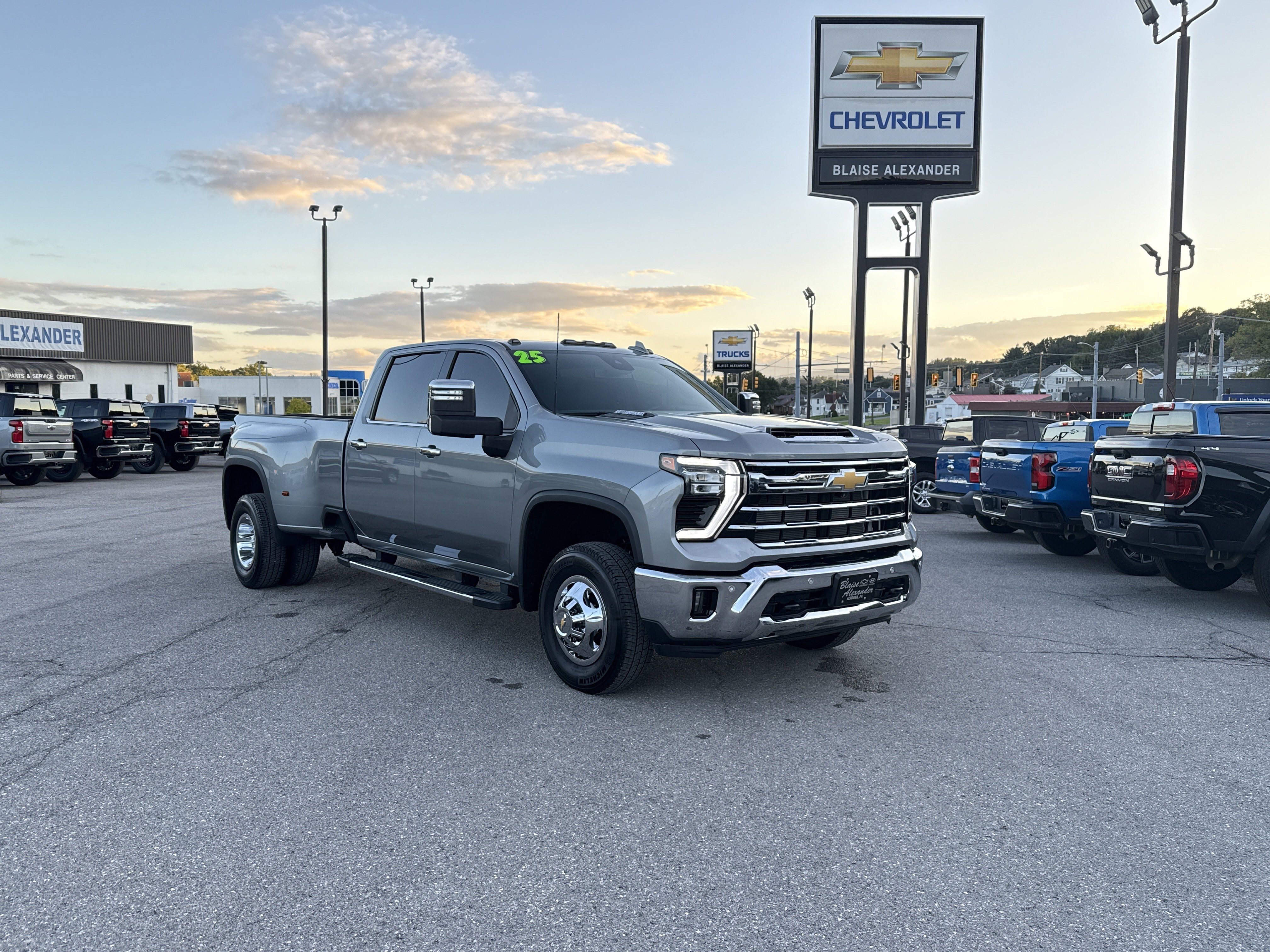 Used 2025 Chevrolet Silverado 3500 LTZ w/ LTZ Convenience Package AWD/4WD image 1