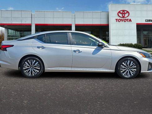 Used 2024 Nissan Altima 2.5 SV FWD image 3