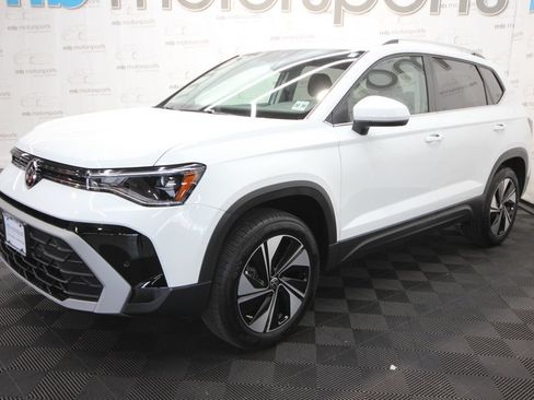 Used 2025 Volkswagen Taos SE AWD/4WD image 1