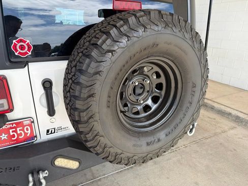 Used 2013 Jeep Wrangler Unlimited Rubicon w/ Connectivity Group AWD/4WD image 8