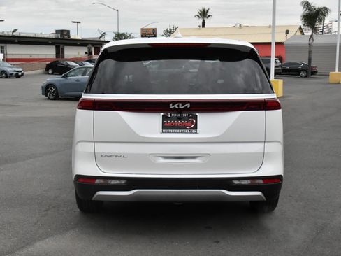 Used 2024 Kia Carnival LX image 7