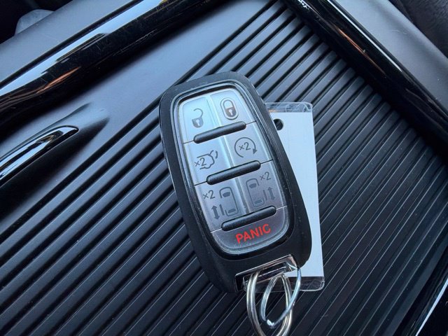 Used 2022 Chrysler Pacifica Touring-L w/ Uconnect Theater Family Group FWD image 28